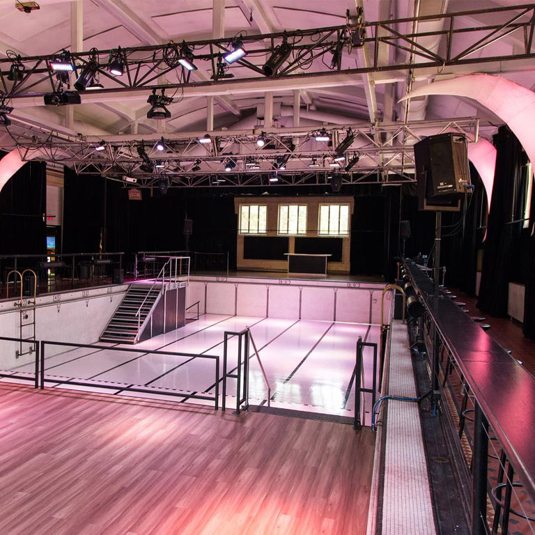 salle-principale-bain-mathieu-montreal